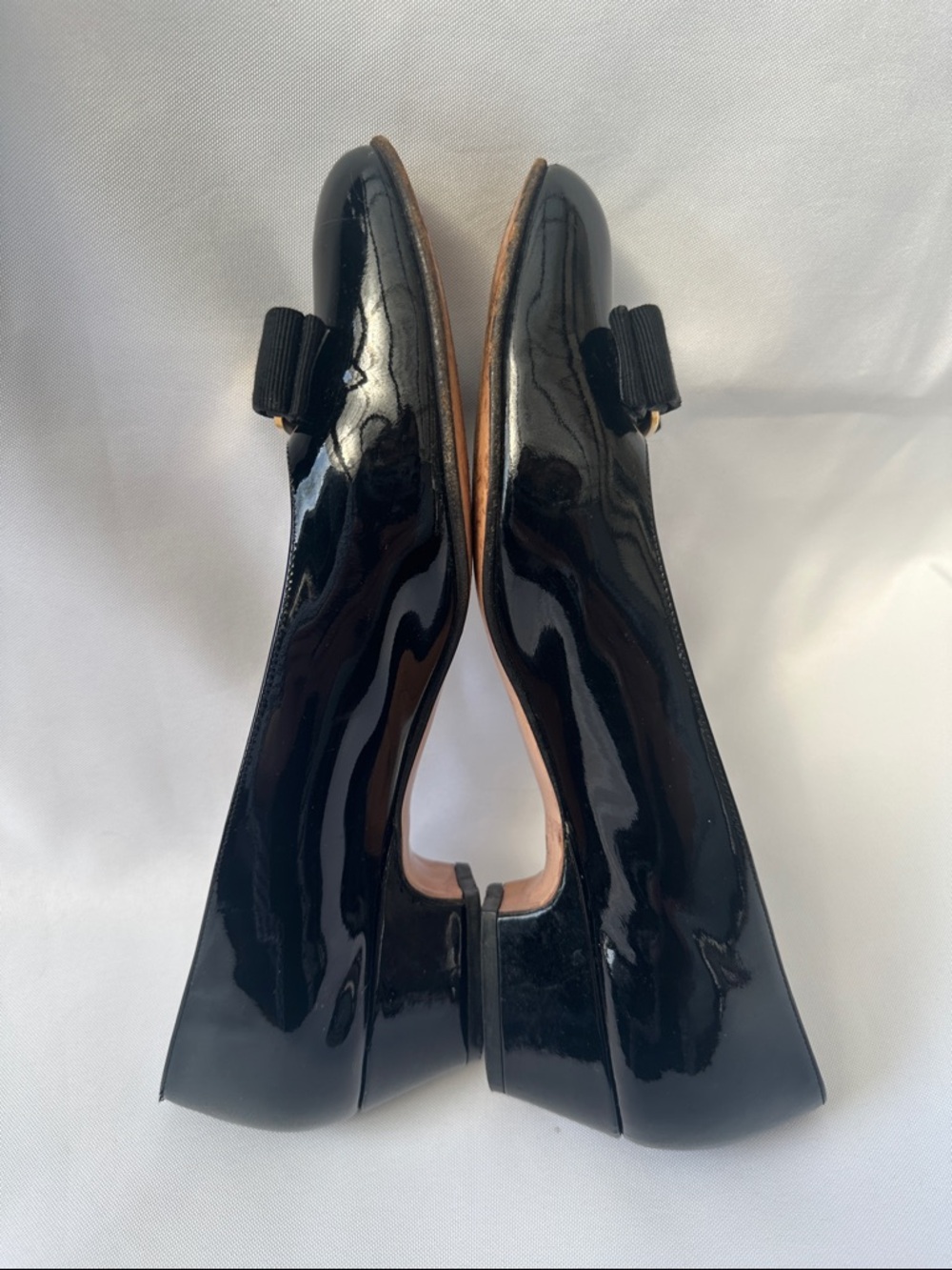 Salvatore Ferragamo Vara black patent leather pumps Size 9 bow gold logo plaque - Picture 4 of 8